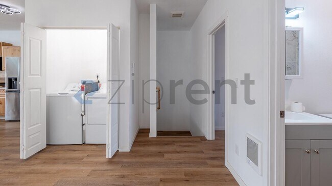 Building Photo - 307 E Thorn St