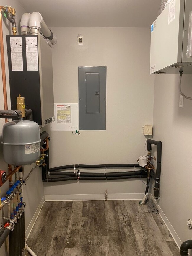 Building Photo - 4 bedroom/ 2 bath Home