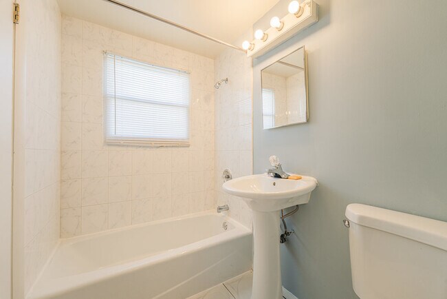 Building Photo - 3227 Nelson Ave