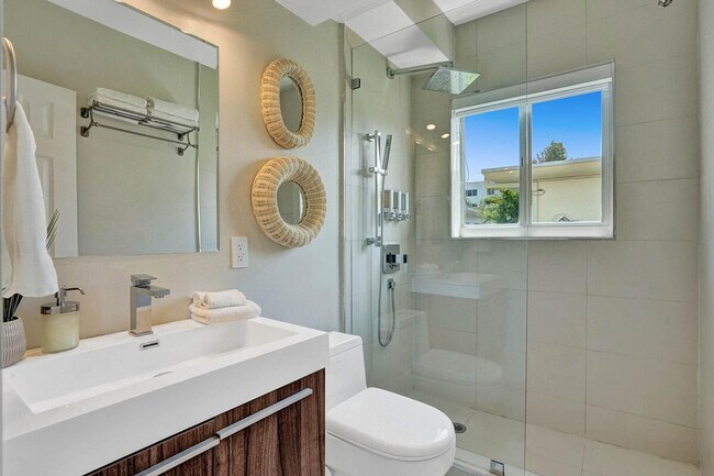 Building Photo - 1340 Lincoln Rd