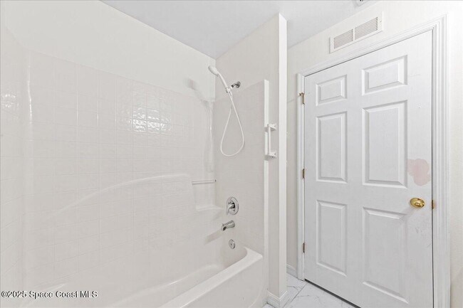 Building Photo - 2165 Redwood Cir