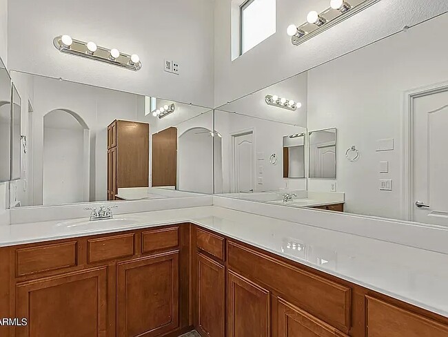 Building Photo - 2725 E Mine Creek Rd