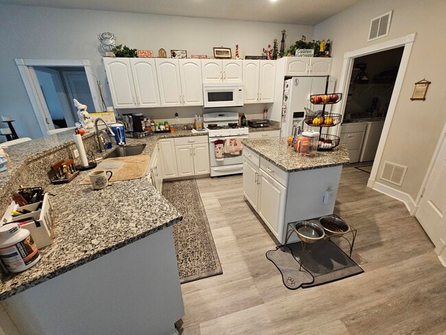 Building Photo - 2720 SE Kern Rd