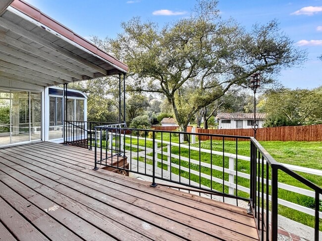Building Photo - 3 Bed & 2.5 Bath House in Fallbrook, CA / ...