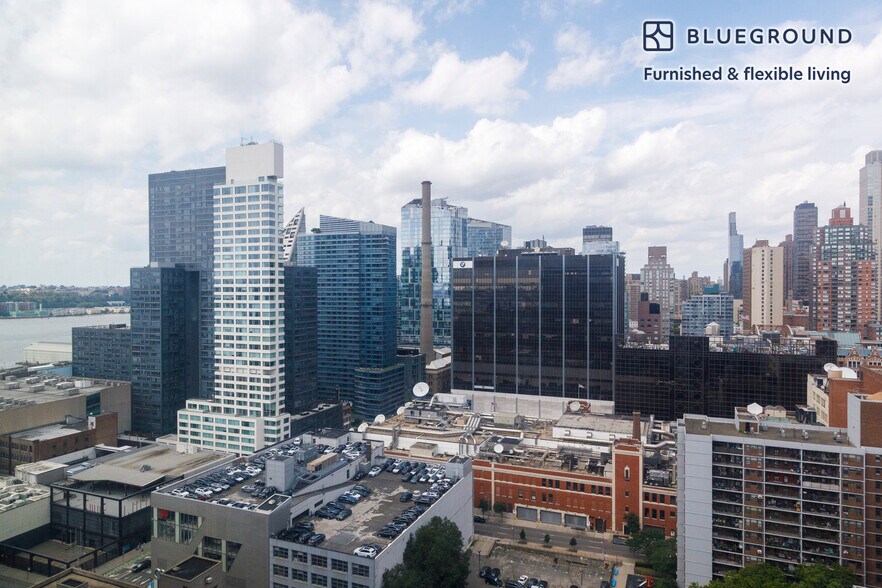 Building Photo - 550 W 54th St