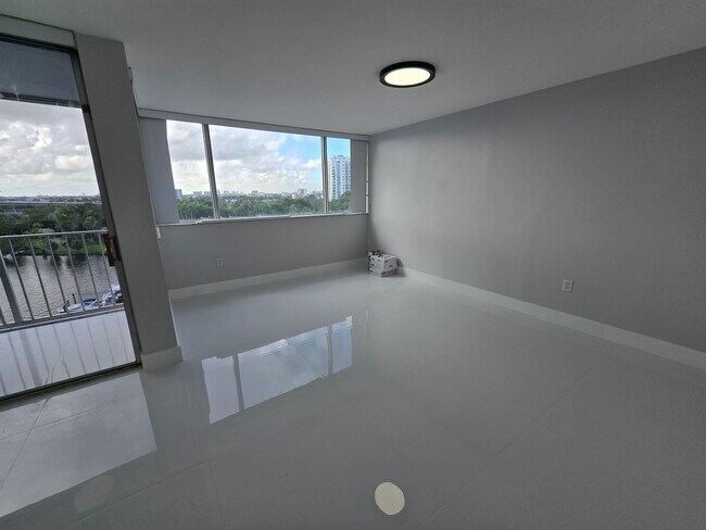 Building Photo - 1700 NW North River Dr