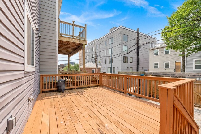 Building Photo - 1110 Orren St NE