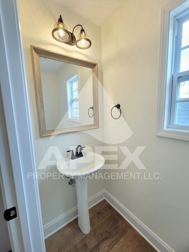 Building Photo - Beautiful  4 Bd 2.5 Ba Single Family home ...