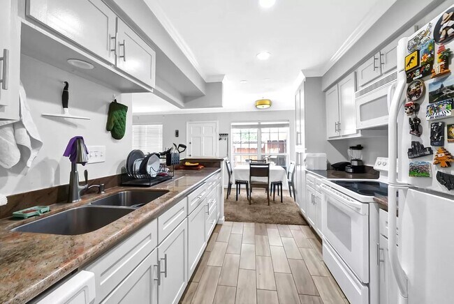 Kitchen - 1687 W Sam Houston Pky S