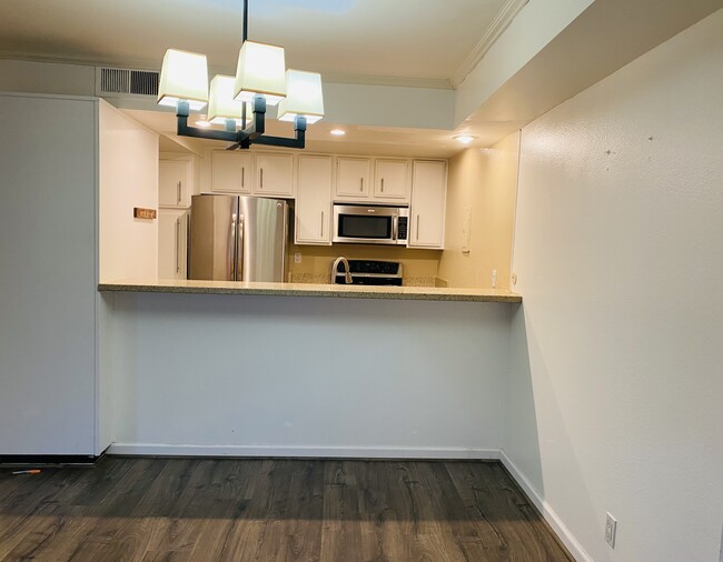 Building Photo - 750 N Kings Rd