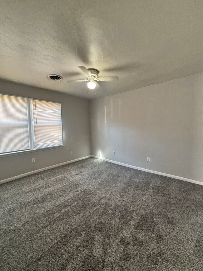 Building Photo - Adorable Two Bedroom Duplex In Truxton