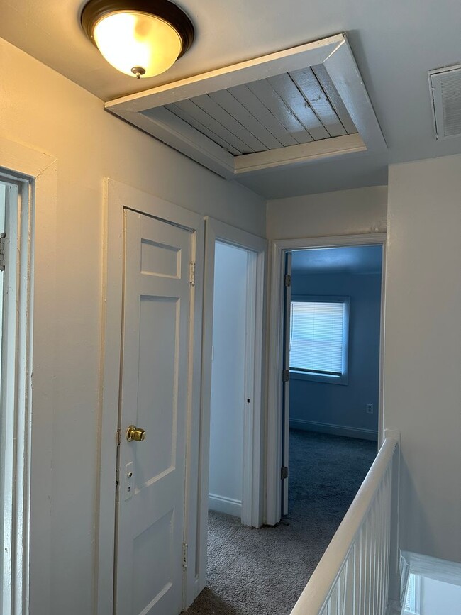 Building Photo - Spacious Duplex!