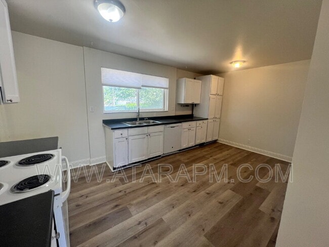 Building Photo - 1001 E Sego Lily Dr