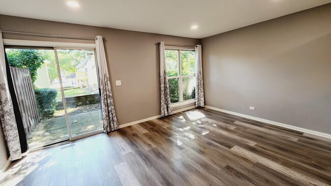 Building Photo - 725 Shady Oaks Ct