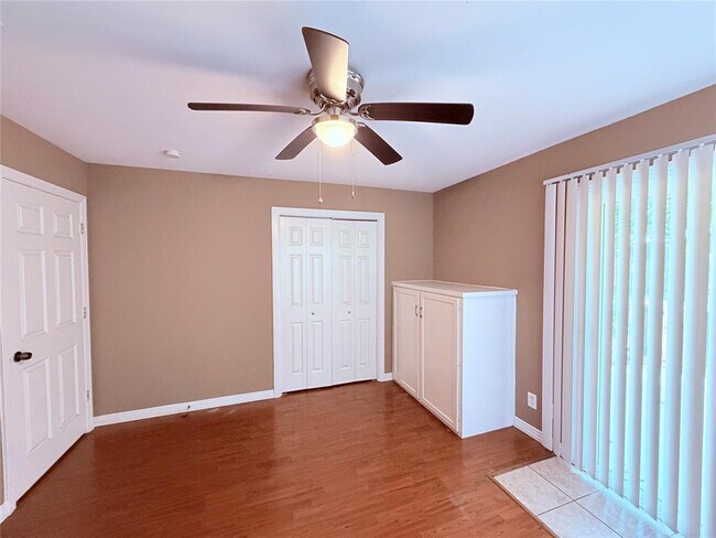 Building Photo - 5915 Sunshine Dr