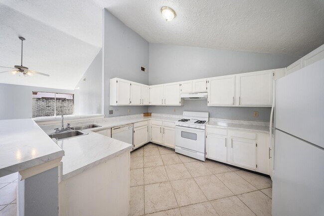 Building Photo - 15242 Peachmeadow Ln