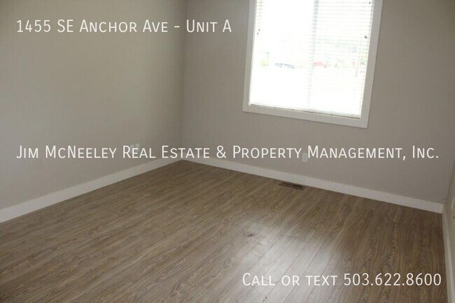 Building Photo - 3 Bed/ 2 Bath Duplex with One Car Garage