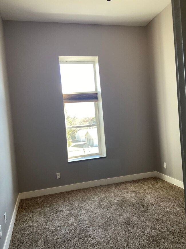 Building Photo - 122 S Main St