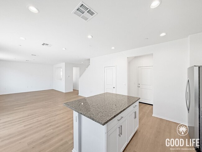 Building Photo - Beautiful 5Bd/2.5Ba Home In Lake Elsinore!