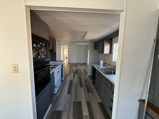 Building Photo - 64180 Thomas Ave