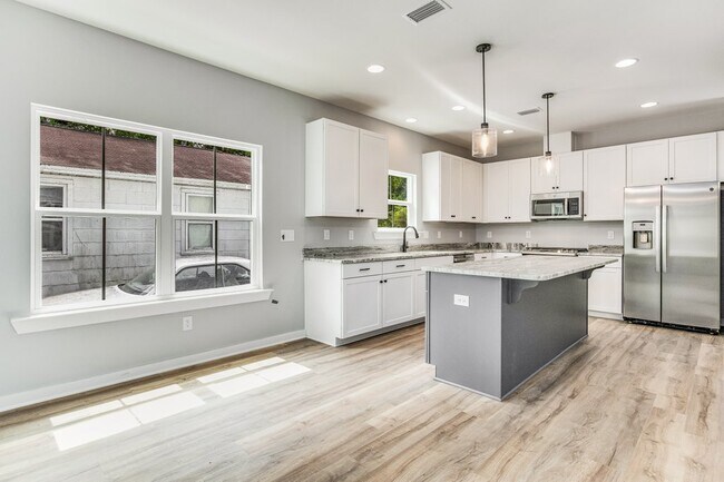 Building Photo - 312 E Blount St