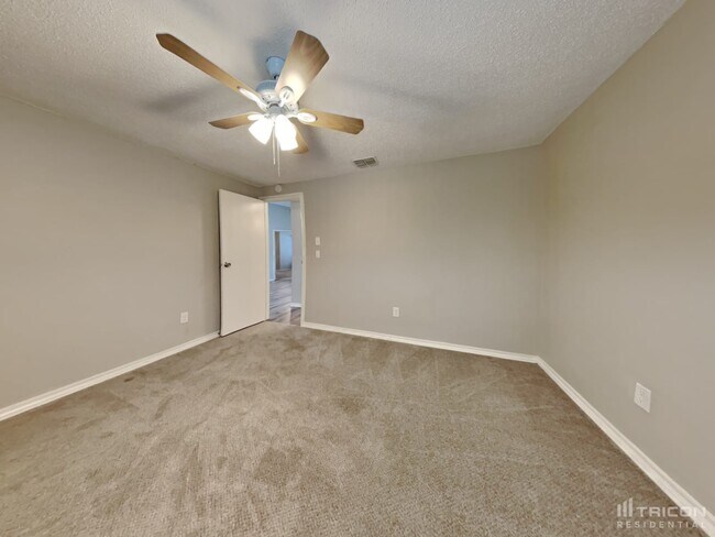 Building Photo - 1421 Rustling Oaks Dr