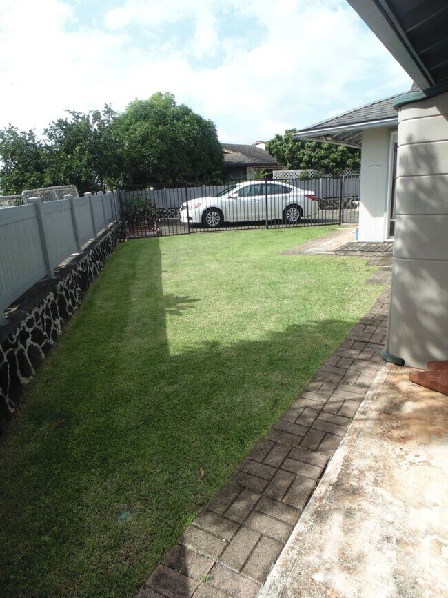 Building Photo - Large partly furnished house in Pearl City - PET FRIENDLY!