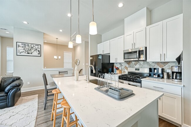 Building Photo - 882 Fortune St