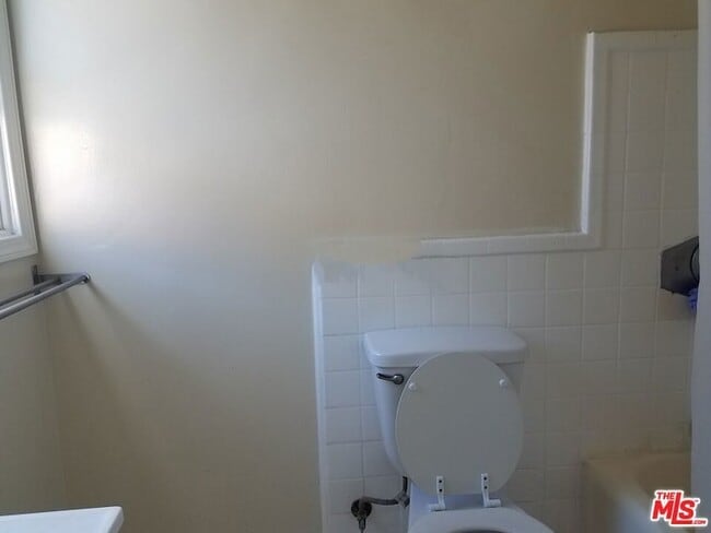 Building Photo - 615 N Rossmore Ave