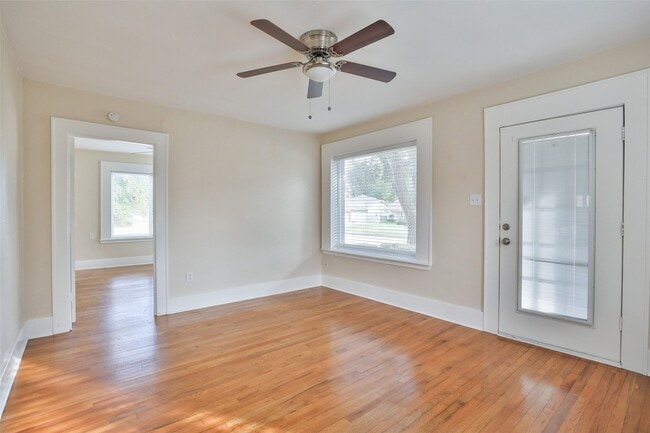 Building Photo - 607 Lakeview Dr