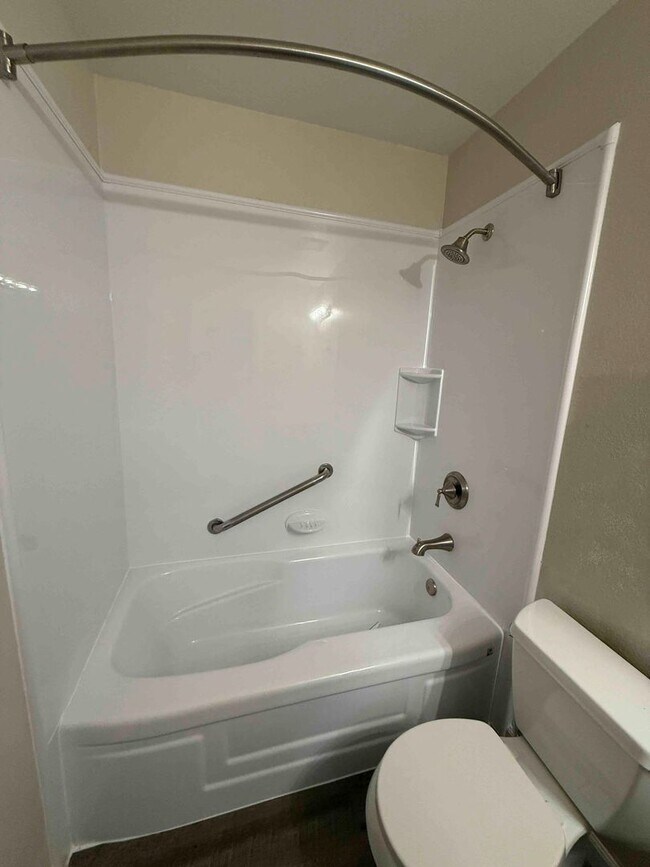 Building Photo - 3 Bed 2 Bath Just a Short Distance to Sac ...
