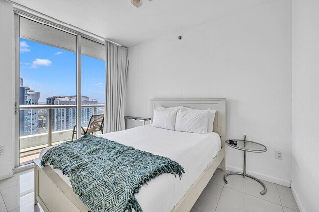 Building Photo - 485 Brickell Ave