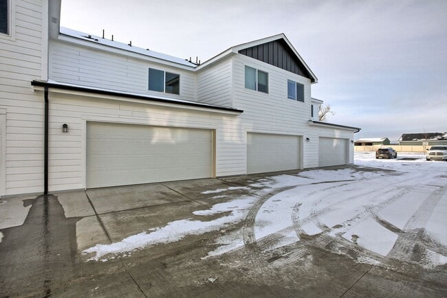 Building Photo - Beautiful Townhome For Lease