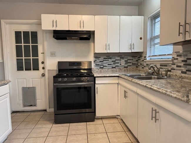 Building Photo - 245 Northview Dr