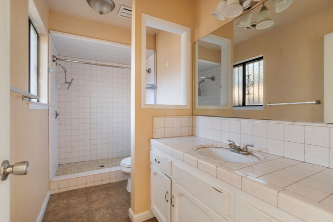 main bedroom's bathroom - 5079 E BREMER AVE