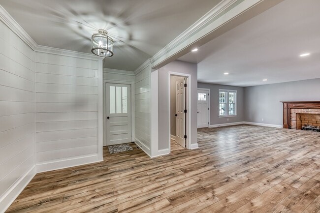 Building Photo - 5 Bedroom / 3.5 Bath Home Blountville, TN