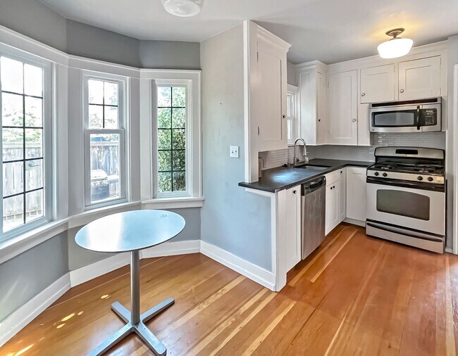 Building Photo - Charming Ravenna Home with Bonus Office, Basement & Fenced Yard