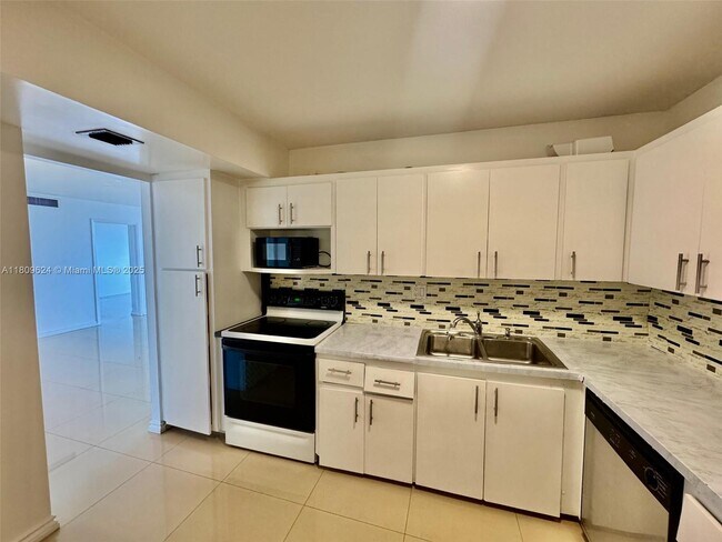 Building Photo - 1833 S Ocean Dr