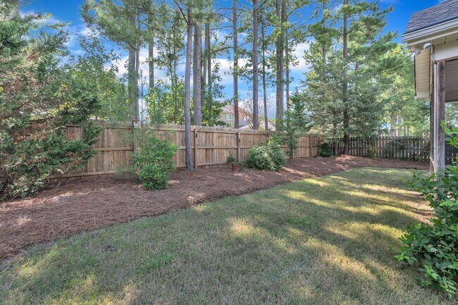 Building Photo - 4 Bedroom Home with 2 Car Garage & Fenced Yard!