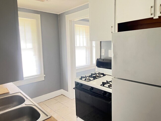 Building Photo - Cozy 2 Bedroom 1 Bath Townehome
