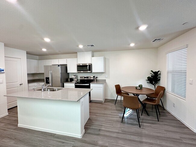 Building Photo - FURNISHED 3 BEDROOM + LOFT TOWNHOME WITH 2 CAR GARAGE