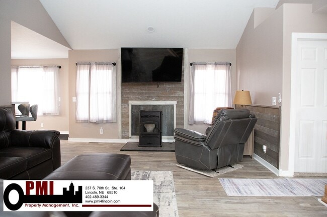 Building Photo - 4 Bedroom and 3 bathroom Fully Furnished