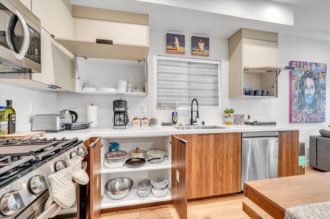 Building Photo - 14541 Weddington St