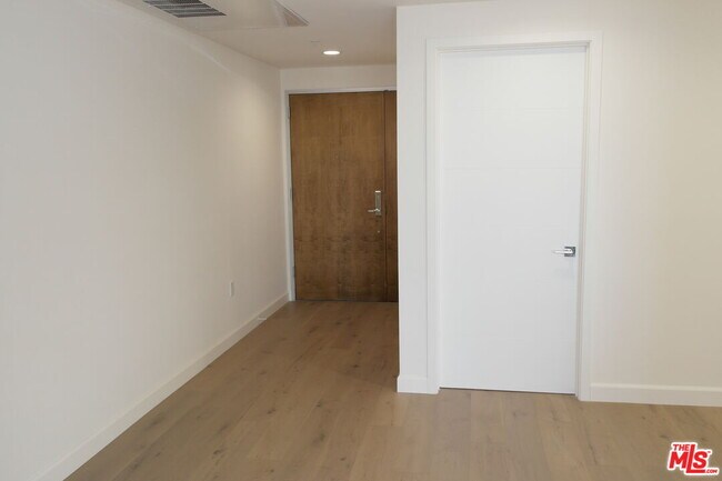 Building Photo - 105 S Mariposa Ave