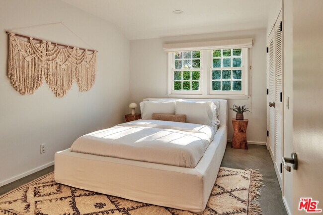 Building Photo - 6715 Fernhill Dr