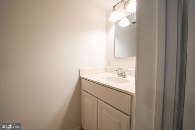 Building Photo - 4908 Sauquoit Ln