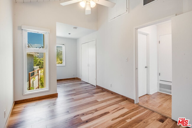 Building Photo - 224 Sunridge St