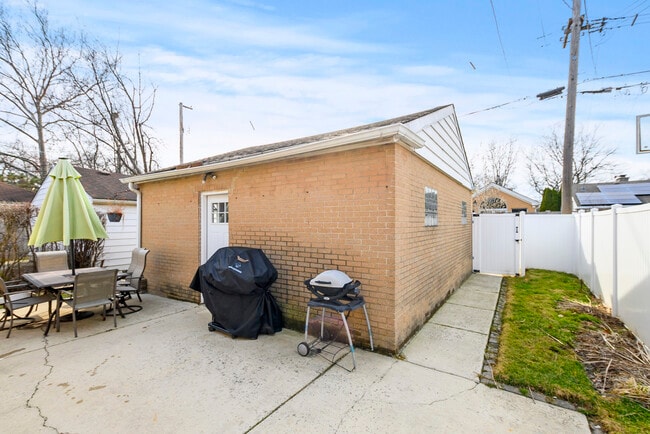 Building Photo - 5622 N Kenneth Ave