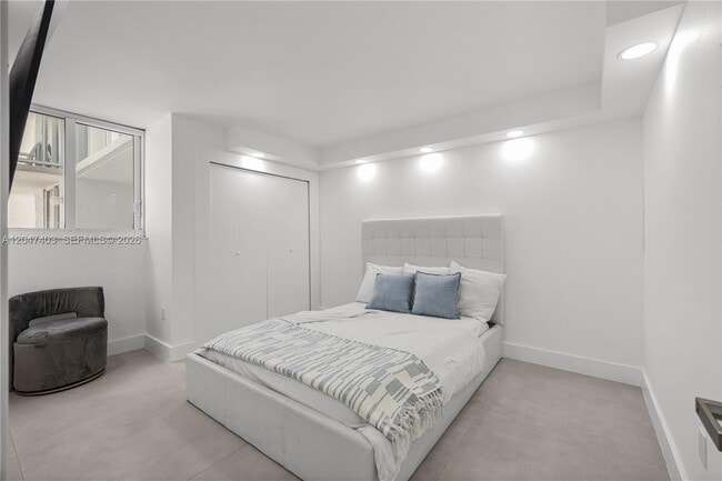 Building Photo - 2457 Collins Ave