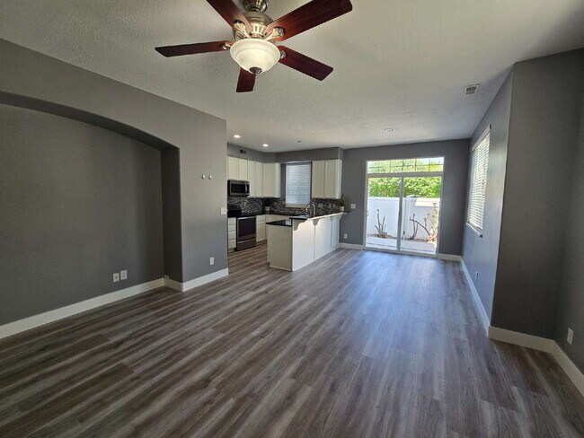 Building Photo - "Charming 3-Bed Townhouse Retreat in North...